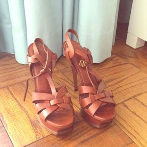 TRIBUTE 105 SANDAL IN AMBER LEATHER